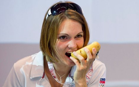 Střelkyně Kateřina Emmons a její bramborová medaile.