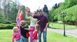 Olympijští medilisté Emmonsovi žijí společně se svými čtyřmi dětmi v obci Svinná