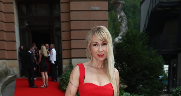 Kateřina Hrachovcová v rudých šatech
