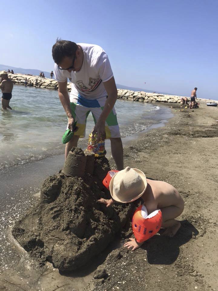 Dovolená Klasnové v Chorvatsku: Vít Bárta stavěl s dcerou na pláži hrad z písku