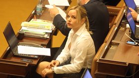Kateřina Klasnová s notebookem v poslanecké lavici ve Sněmovně
