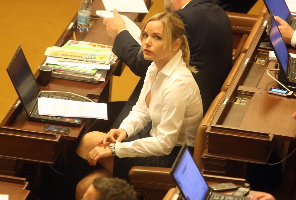 Kateřina Klasnová s notebookem v poslanecké lavici ve Sněmovně