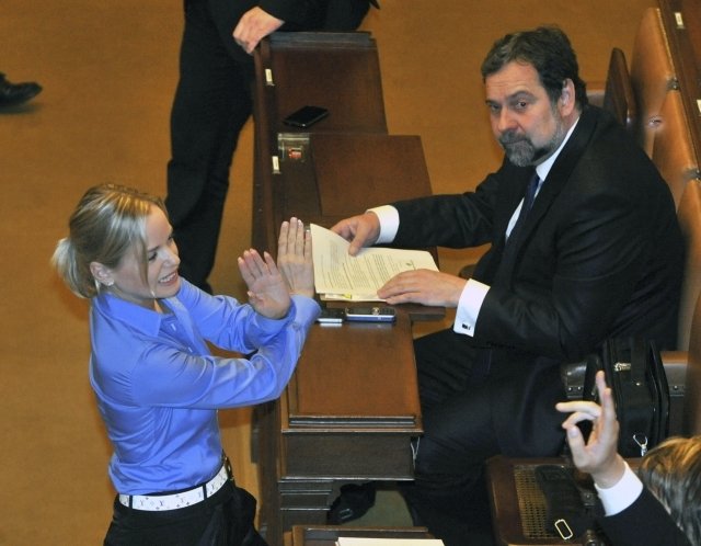 Tyhle tváře už ve Sněmovně neuvidíme: Kateřina Klasnová a bývalý šéf VV Radek John