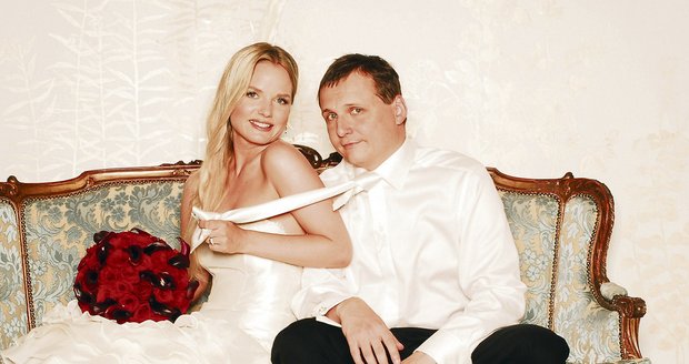 Místopředsedkyně Sněmovny Klasnová drží na svatební fotce svého manžela – ministra dopravy Bártu – pěkně zkrátka