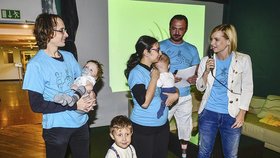 Kateřina Klasnová během předání peněz z charitativní akce pro malého Vojtíška