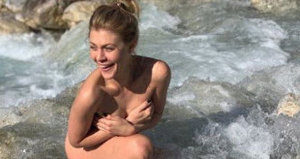 Kateřina Klausová nahá ve vodopádu