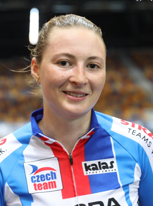 Česká cyklistka Kateřina Kohoutková si při pádu v sobotním vyřazovacím závodu mistrovství Evropy dráhařů zlomila klíční kost.