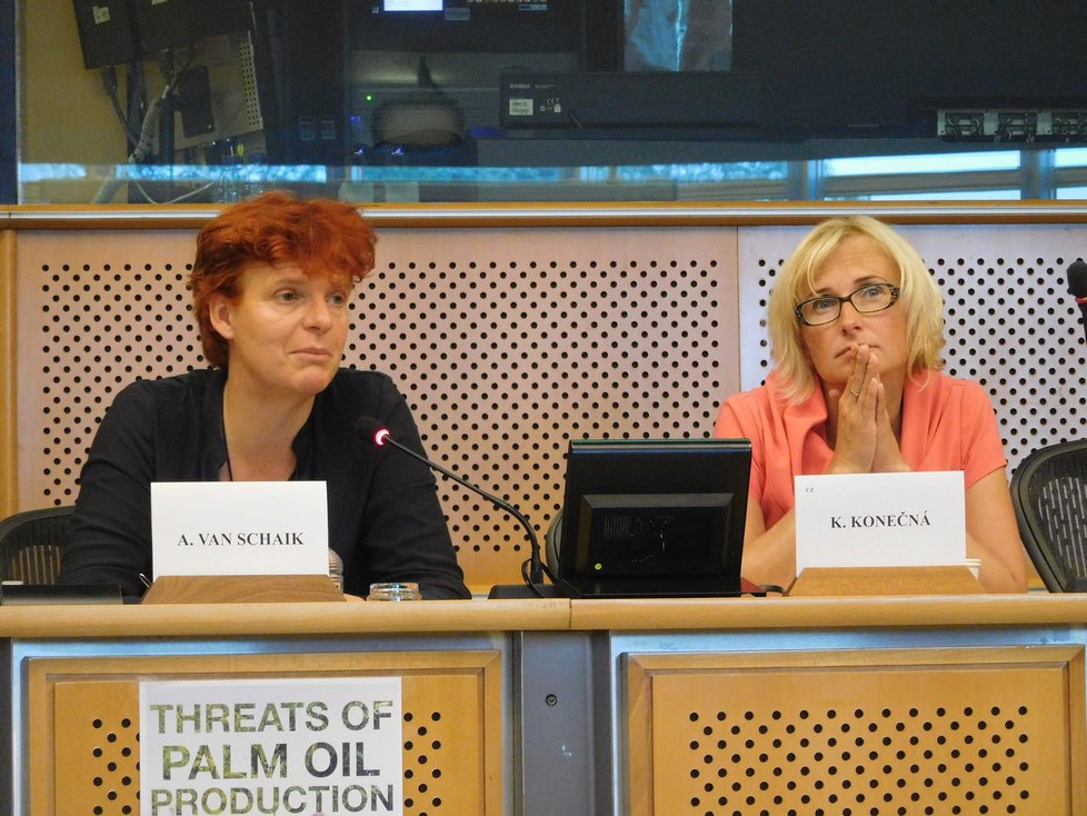 Palmový olej řešili i v Bruselu: Holanďanka Anne van Schaik z Friends of the Earth Europe a Kateřina Konečná