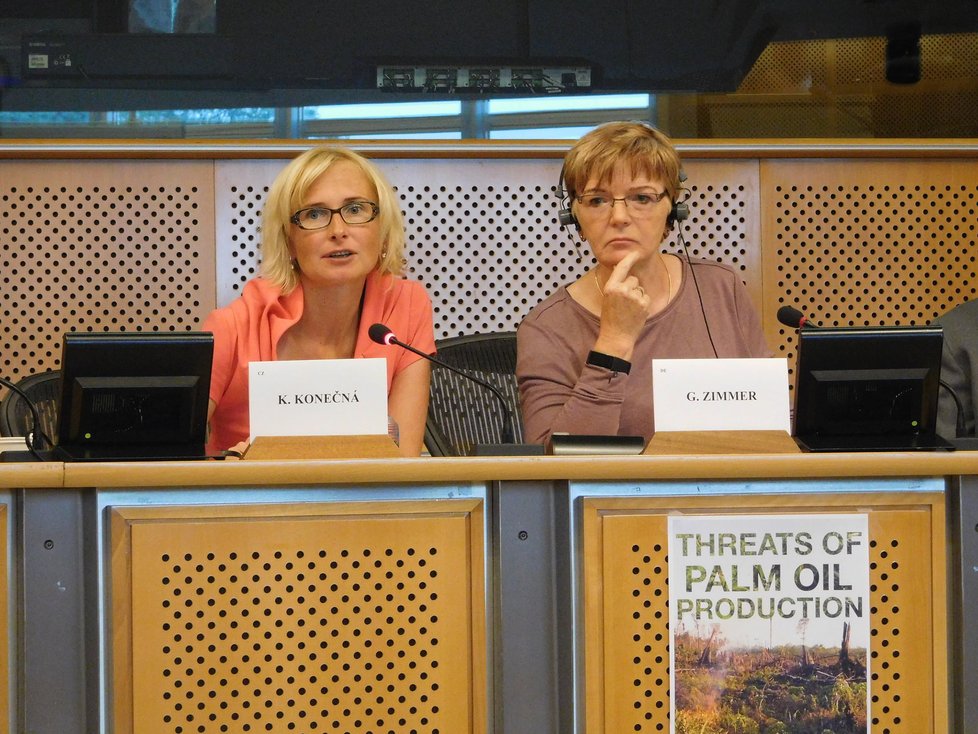 Palmový olej řešili i v Bruselu. Na akci pod záštitou české europoslankyně Kateřiny Konečné (vlevo)