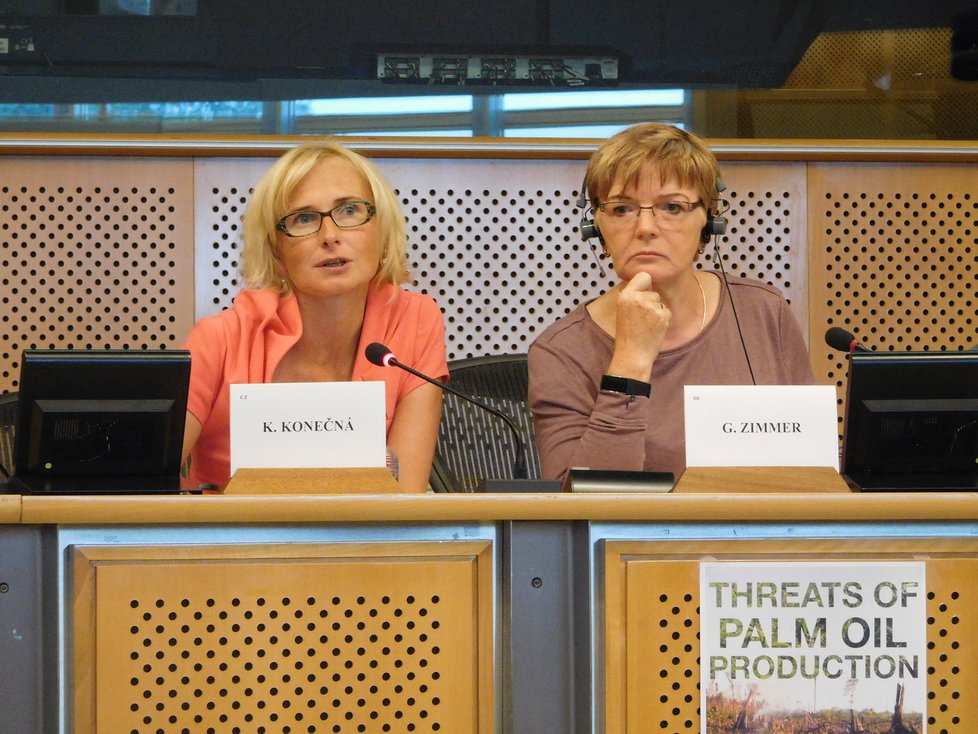 Palmový olej řešili i v Bruselu: Kateřina Konečná a šéfka frakce GUE/NGL Gabriele Zimmer.