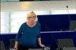 Kateřina Konečná v europarlamentu při diskuzi začátkem října. Těhotenské bříško již bylo značně nápadné.