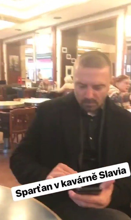 Tomáš Řepka v kavárně