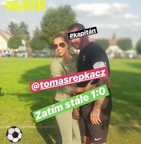 Tomáš Řepka a Kateřina Kristelová na fotbale