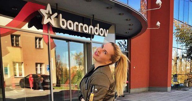 Kateřina Kristelová před televizí Barrandov