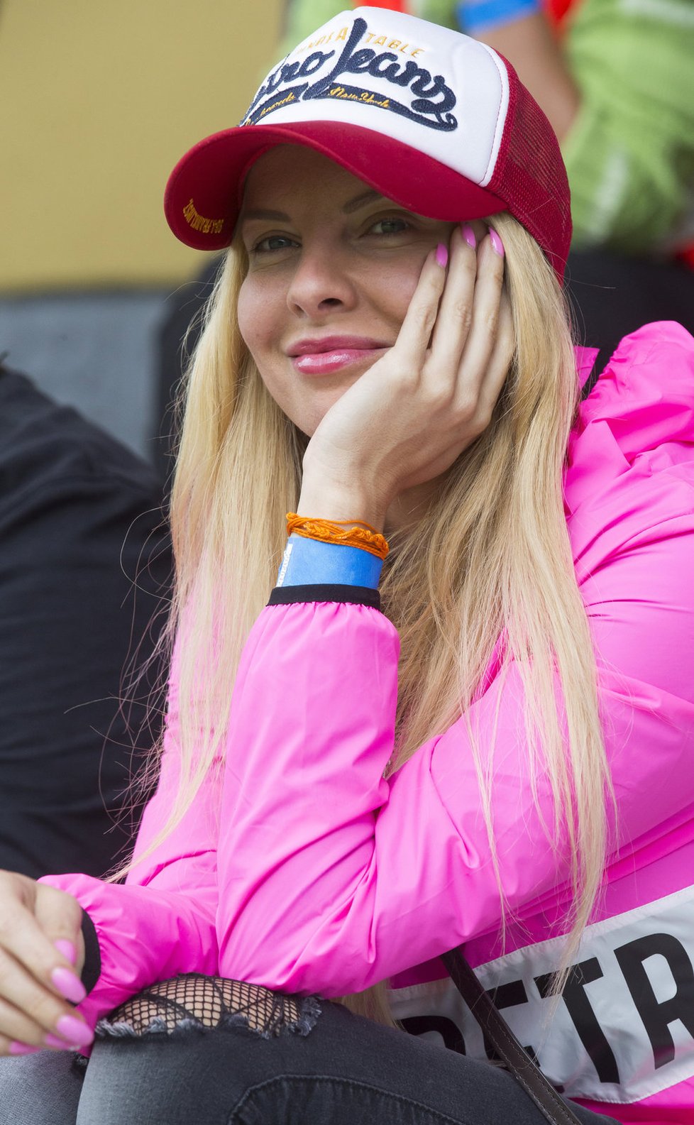 Kateřina Kristelová kouká na fotbalový zápas.