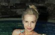 Kateřina Kristelová (32), moderátorka - Hodnocení stylisty Chrástka: „Katka zvolila pruhované mladistvé sportovní plavky. Ano, značkové bikiny její vysportované postavě sluší.“