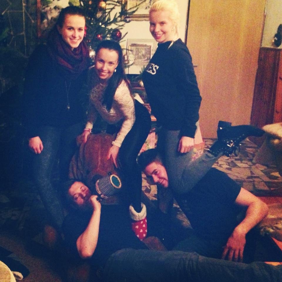 Moderátorka Kateřina Kristelová podle Kazmy dostala od něj k Vánocům kopačky, a tak trávila svátky s přáteli.