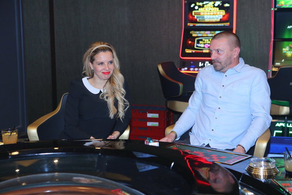 Tomáš Řepka s Kateřinou Kristelovou v kasinu