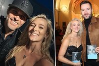 Půvabná básnířka Svojost: Ve 12 letech sama na 3 děti!