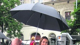 Kateřina Pospíšilová na natáčení amerického filmu GI Joe. V pozadí je převrácené auto, v němž jela hrdinka filmu představovaná Siennou Miller.
