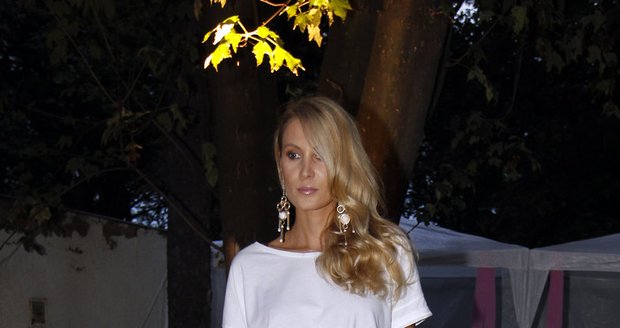 Modelka a Miss ČR 2002 Kateřina Průšová nemohla na důležité módní události chybět.