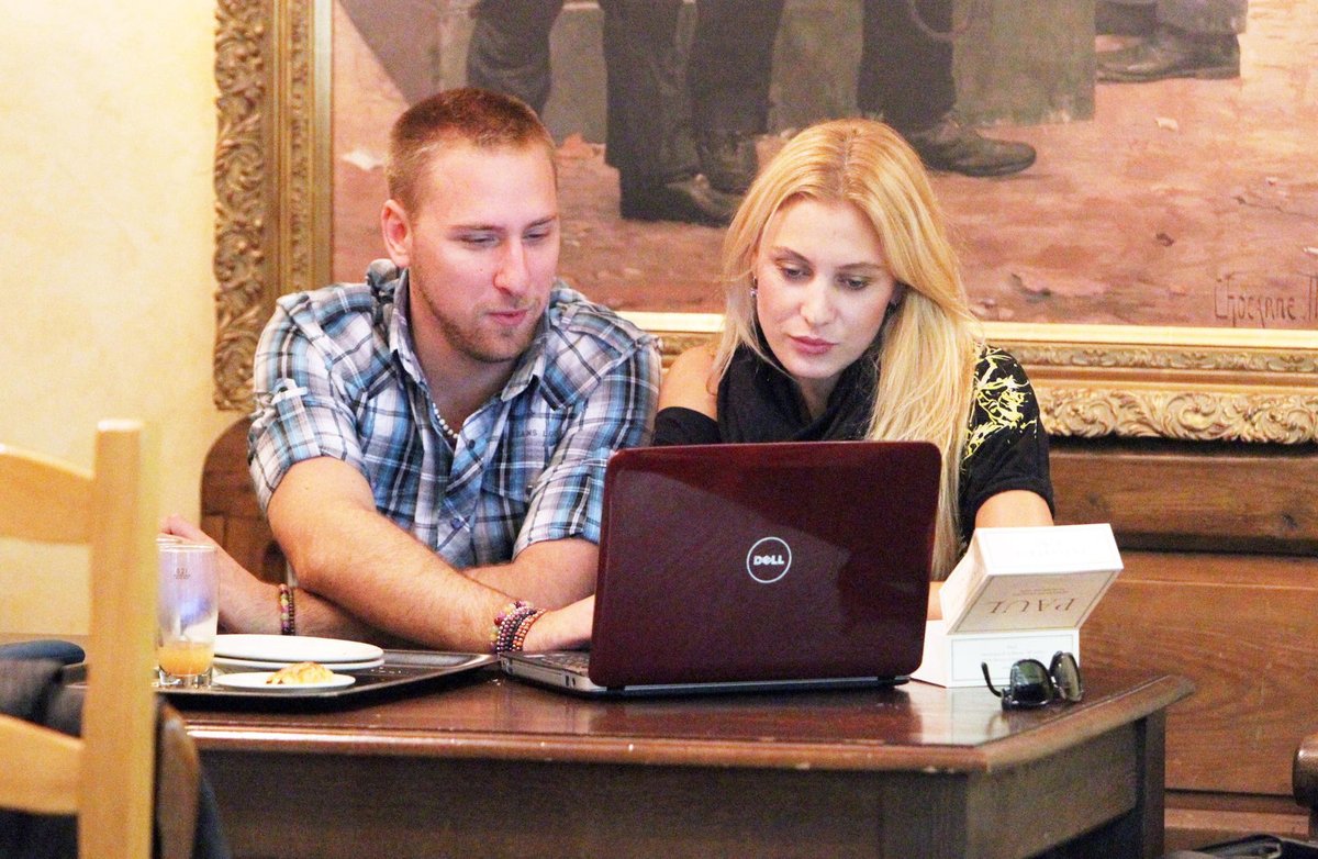 2010: Copak asi Kateřina v počítači po boku neznámého mladíka studuje?