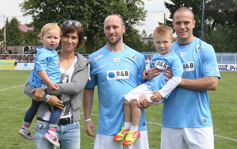 Kateřina Rachůnková s dětmi a svými švagry Ivanem (uprostřed) a Tomášem.