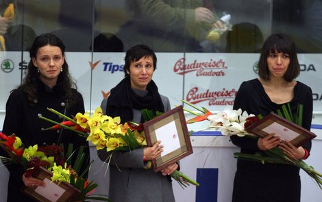 Další bolestná chvíle po odchodu milovaných manželů. Lucie Marková, Kateřina Rachůnková a sestra Josefa Vašíčka Markéta si při ceremoniálu uvádění do Síně slávy připomněly krutost svých osudů.