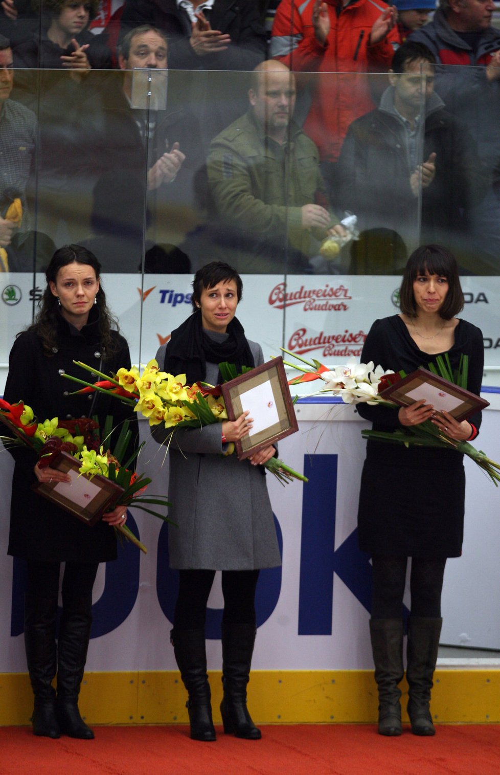 Další bolestná chvíle po odchodu milovaných manželů. Lucie Marková, Kateřina Rachůnková a sestra Josefa Vašíčka Markéta si při ceremoniálu uvádění do Síně slávy připomněly krutost svých osudů.