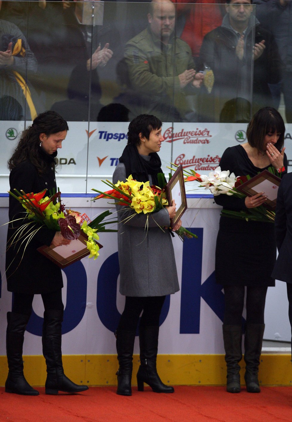 Další bolestná chvíle po odchodu milovaných manželů. Lucie Marková, Kateřina Rachůnková a sestra Josefa Vašíčka Markéta si při ceremoniálu uvádění do Síně slávy připomněly krutost svých osudů.