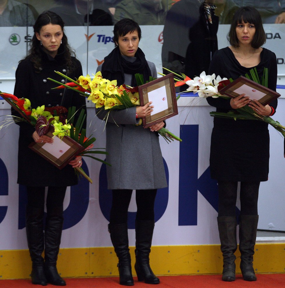 Další bolestná chvíle po odchodu milovaných manželů. Lucie Marková, Kateřina Rachůnková a sestra Josefa Vašíčka Markéta si při ceremoniálu uvádění do Síně slávy připomněly krutost svých osudů.