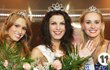 2005 Vítězky historicky první České Miss (zleva): I. vicemiss Michaela Štoudková, vítězka Kateřina Smejkalová, II. vicemiss Zuzana Štěpanovská