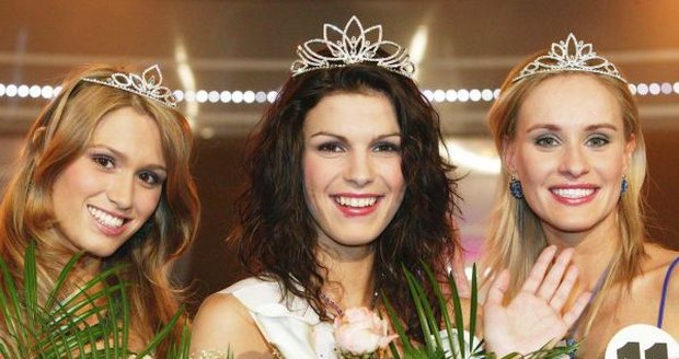 2005 Vítězky historicky první České Miss (zleva): I. vicemiss Michaela Štoudková, vítězka Kateřina Smejkalová, II. vicemiss Zuzana Štěpanovská