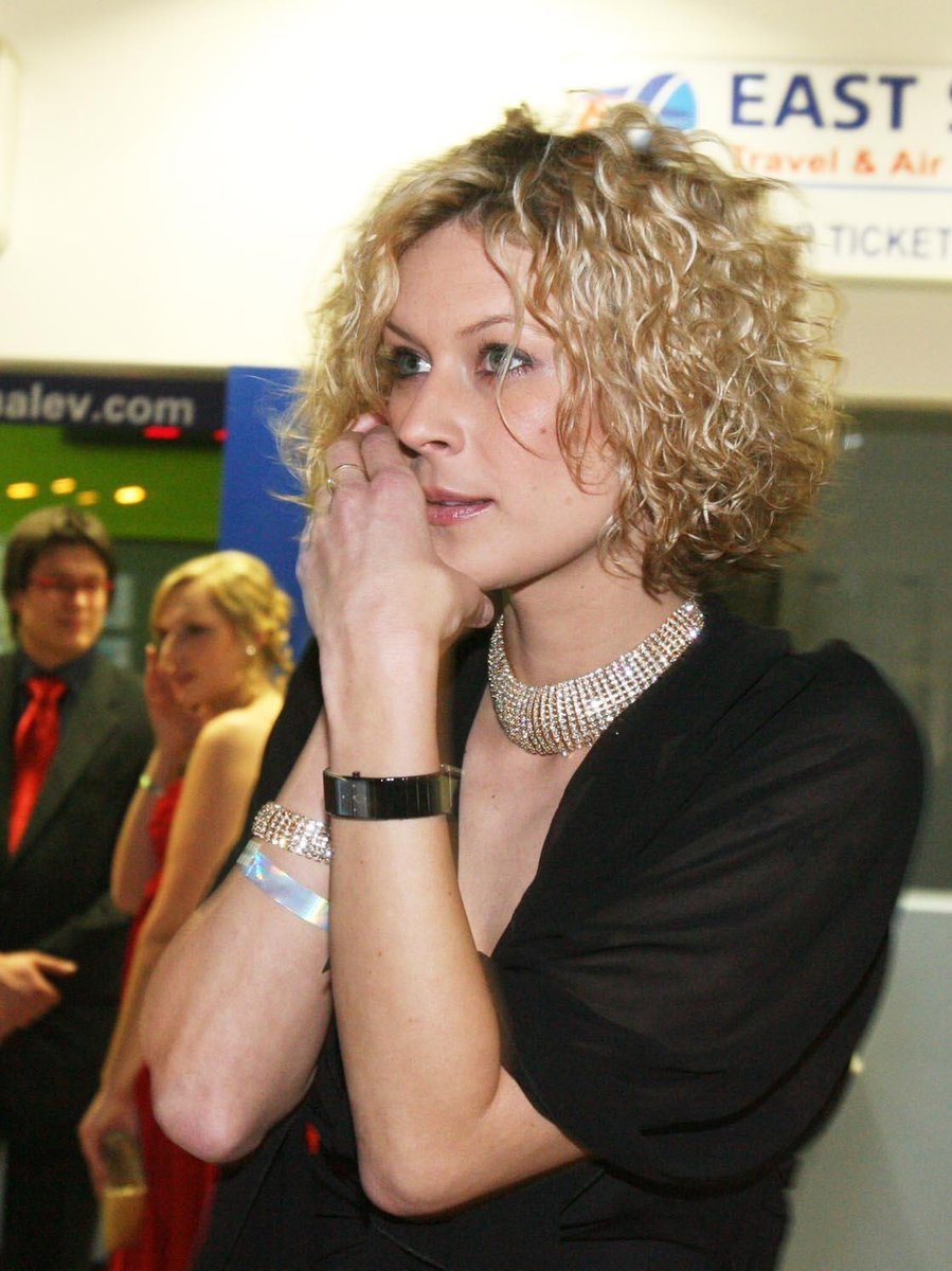 2008: Katka ozdobena drahými šperky.