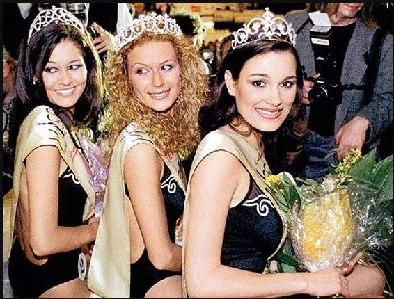 Miss ČR 1998 Kateřina Stočesová s 1. vicemiss Alenou Šeredovou (vpravo) a 2. vicemiss Petrou Faltýnovou