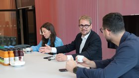 Zákulisí předvolební debaty Blesku 2026: Katerina Stojanova (Piráti), Matěj Gregor (Motoristé), Benjamin Čincila (KDU-ČSL), Matěj Ondřej Havel (TOP 09