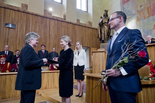 Ministryně školství Kateřina Valachová při jmenování nových profesorů a profesorek (11.12.2015). Vlevo  Ivana Oborná, profesorka pro obor gynekologie a porodnictví.