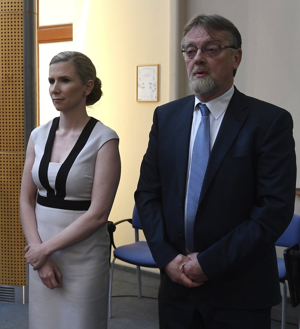 Exministryně Kateřina Valachová se svým očekávaným nástupcem Stanislavem Štechem