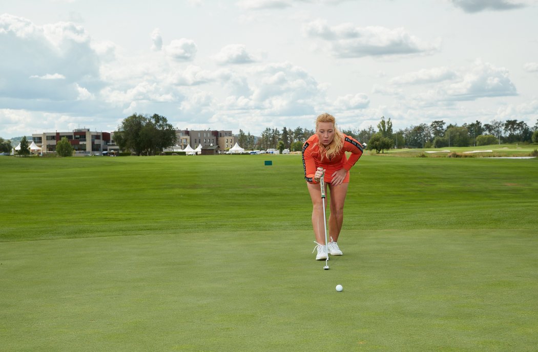 Golfová kráska Šideri Váňová ochotně zapózovala fotografovi