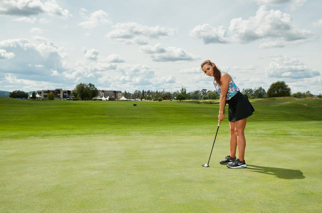 Golfová kráska Kateřina Vlašínová ochotně zapózovala fotografovi