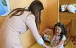 Dcera prezidenta Kateřina Zemanová předala na Prvního máje Fondu ohrožených dětí šek na 150 tisíc korun