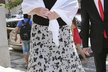 První dáma Ivana Zemanová si na předání maturitního vysvědčení dceři Kateřině oblékla bílou sukni s motýlky