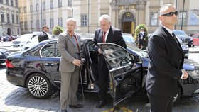 Miloš Zeman přijíždí na Magistrát hlavního města, kde se uskutečnilo slavnostní předání vysvědčení jeho dceři