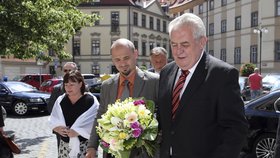 Miloš Zeman s kytičkou pro dceru Kateřinu