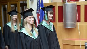 Kateřina Zemanová spolu s dalšími úspěšnými studenty z maturitního ročníku anglicko-českého gymnázia Amazon