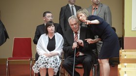 Informace pro prezidentský pár: Miloš a Ivana Zemanovi na předání maturitního vysvědčení Kateřině Zemanové