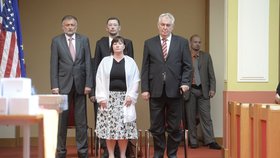 Pyšní rodiče Zemanovi si poslechli v sále Magistrátu českou i americkou hymnu