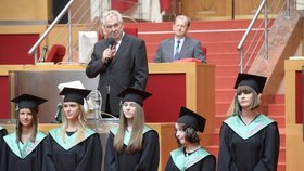 Miloš Zeman dostal při předávání maturitních vysvědčení gymnázia Amazon prostor pro proslov.