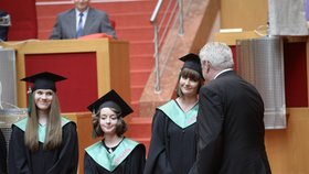 MIloš Zeman gratuluje úspěšné maturantce - své dceři Kateřině