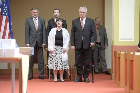 Červen 2014: Miloš a Ivana Zemanovi na předání maturitního vysvědčení Kateřině Zemanové